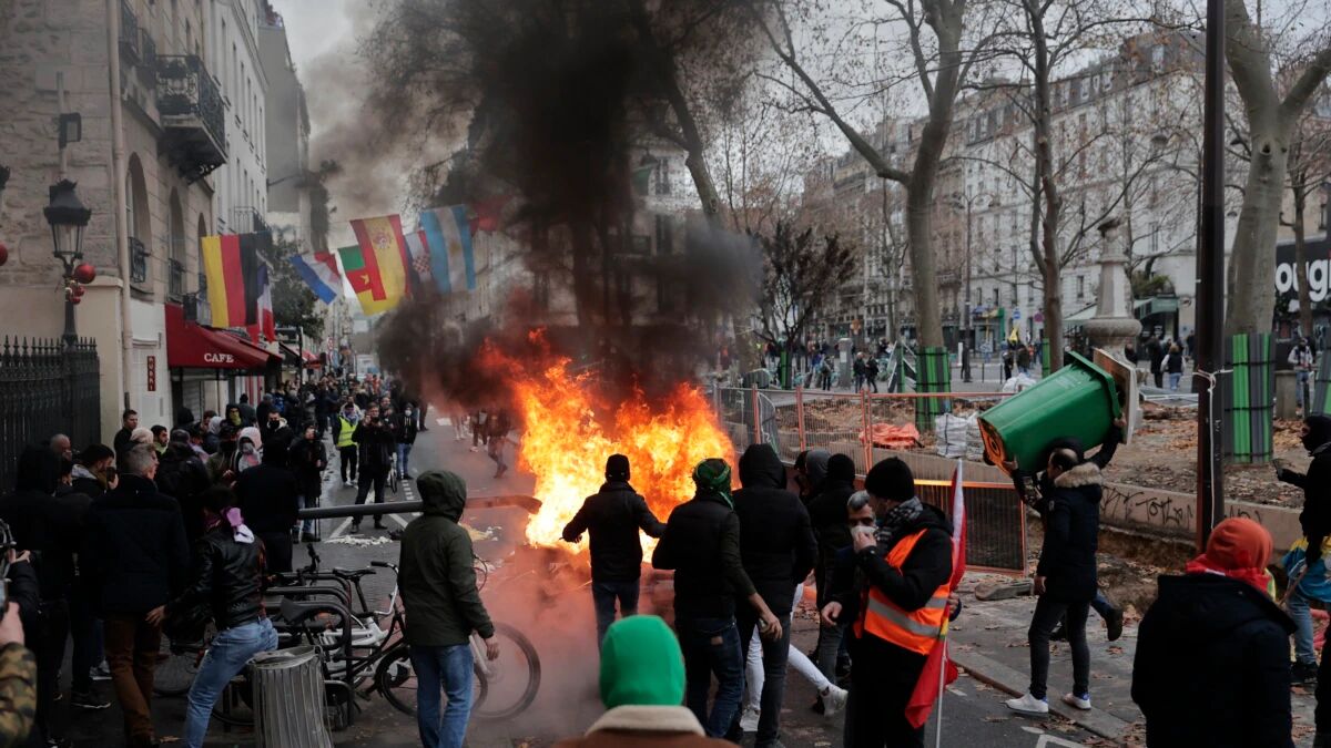 پاریس در آشوب و مکرون سرگشته / تظاهرات اعتراضی مردم فرانسه به خشونت کشیده شد