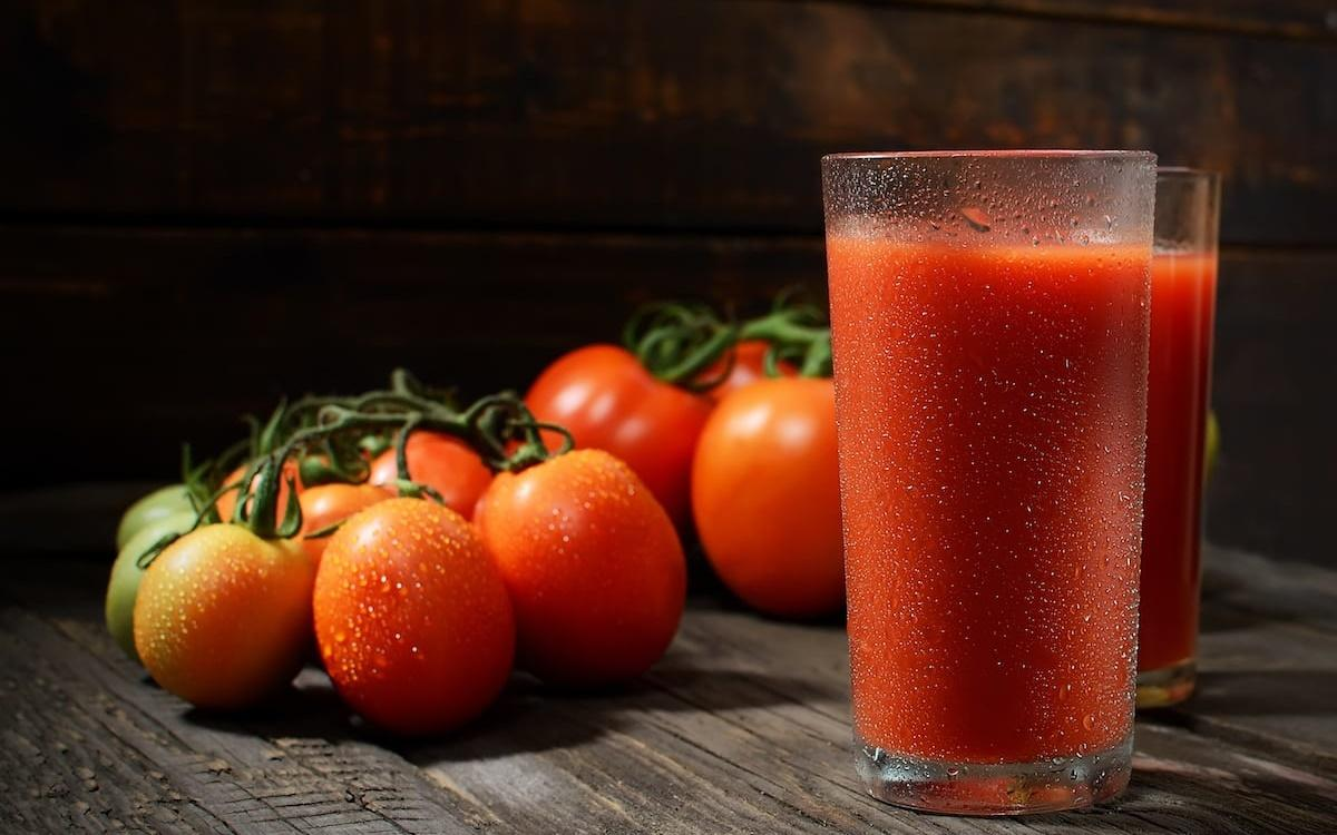خواص آب گوجه فرنگی برای بینایی و لاغری