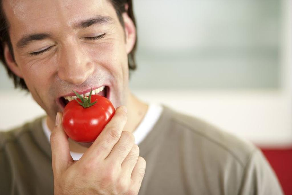 خواص آب گوجه فرنگی برای بینایی و لاغری