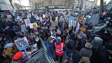 تجمع اعتراضی کارکنان دولتی مقابل دفتر نخست وزیر انگلیس + فیلم