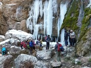آبشارهای یخ زده اخلمد، گردشگران را به چناران کشاند