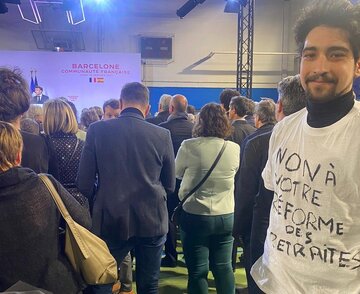 Liberté de l’expression en France :  Un jeune mal traité pour avoir porté un T-shirt anti-régime lors du discours de Macron