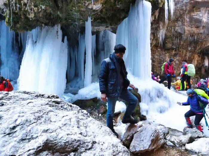 آبشارهای یخ زده اخلمد، گردشگران را به چناران کشاند