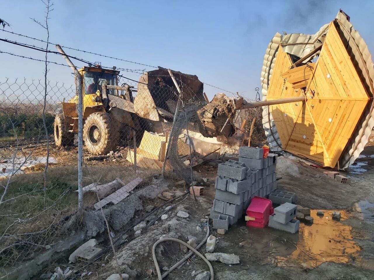 سه ساخت و ساز غیرمجاز در شهرستان بهار تخریب شد
