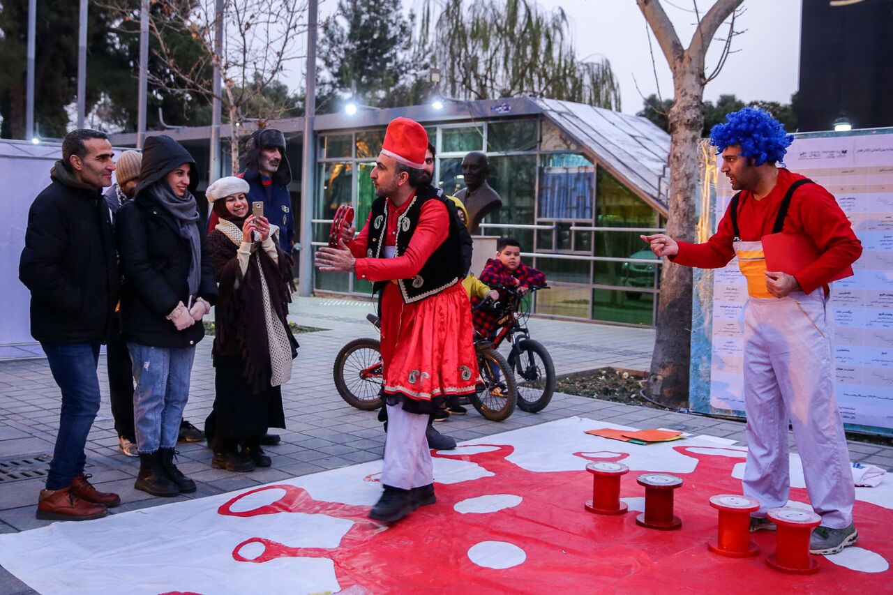 ایثار کادر درمان را در نمایش خیابانی نشان دادم