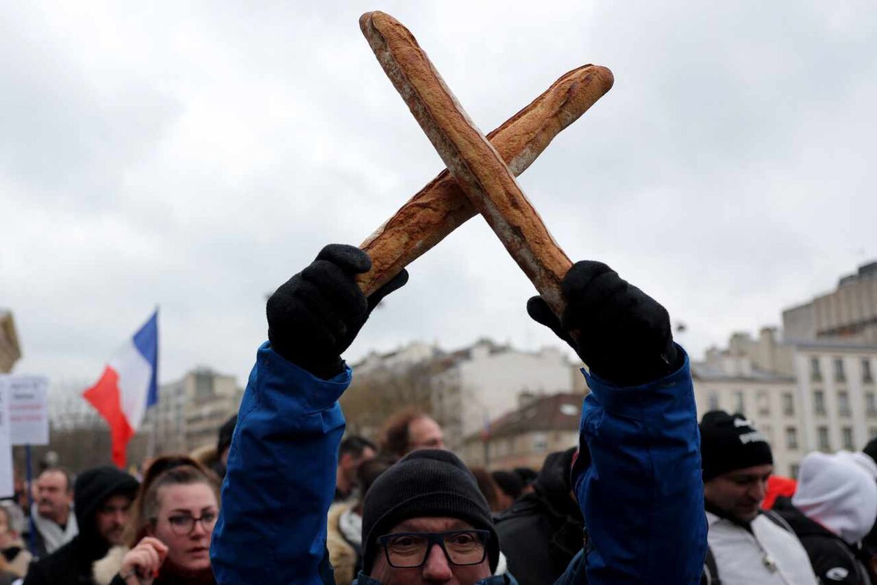 Les boulangers en colère ont manifesté à Paris contre le régime français