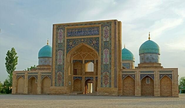 Iran’s FM visits World’s oldest Quran in Tashkent, Uzbekistan