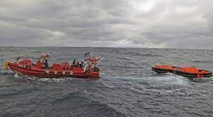 کشتی باری با ۲۲ خدمه در آبهای جنوب شرق ژاپن غرق شد