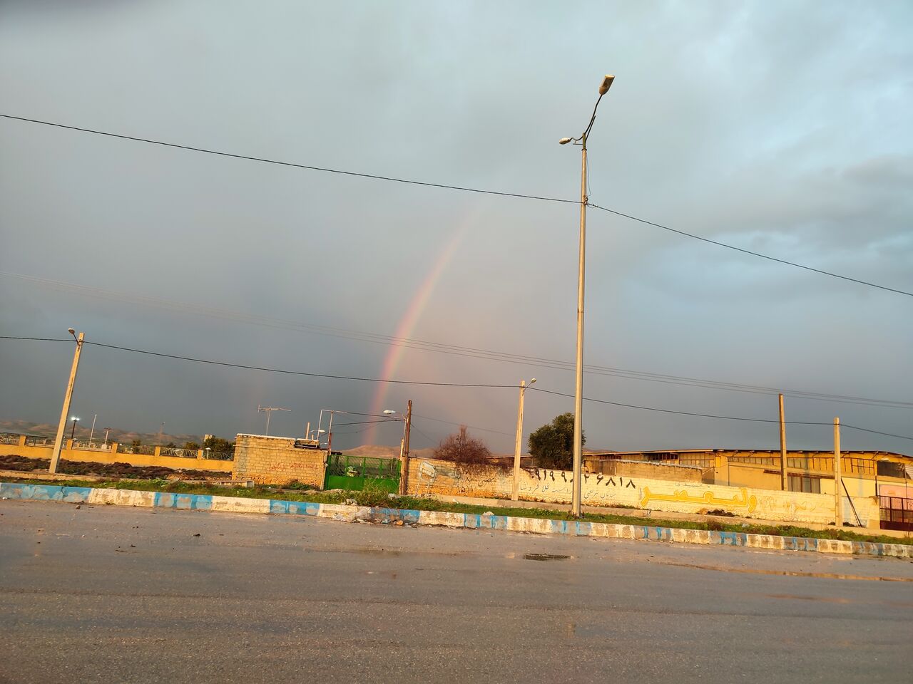 نمایی از رنگین کمان زیبای شهر دهدشت در یک روز بارانی