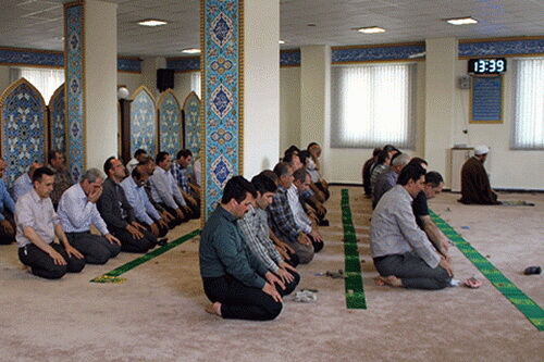 بها دادن به نماز باعث کاهش ناهنجاری‌ها در جامعه می‌شود