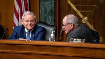 باب منندز در جلسات سنا باب منندز در جلسات سنا