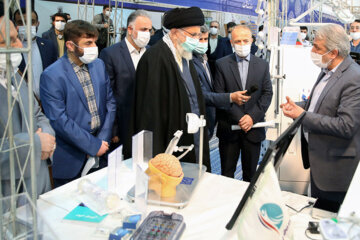 Visite de 3 heures de l'Ayatollah Khamenei à l'exposition des capacités de production nationales