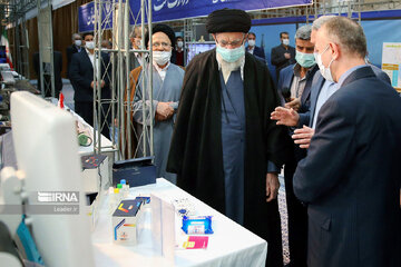 Visite de 3 heures de l'Ayatollah Khamenei à l'exposition des capacités de production nationales