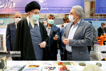 Visite de 3 heures de l'Ayatollah Khamenei à l'exposition des capacités de production nationales