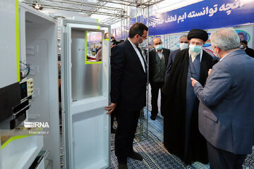 Visite de 3 heures de l'Ayatollah Khamenei à l'exposition des capacités de production nationales