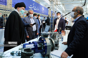 Visite de 3 heures de l'Ayatollah Khamenei à l'exposition des capacités de production nationales