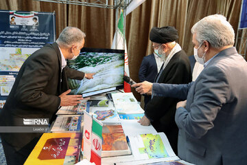 Visite de 3 heures de l'Ayatollah Khamenei à l'exposition des capacités de production nationales