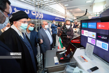 Supreme Leader visits indigenous exhibition in Visite de 3 heures de l'Ayatollah Khamenei à l'exposition des capacités de production nationales