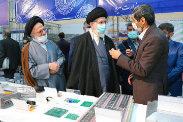 Visite de 3 heures de l'Ayatollah Khamenei à l'exposition des capacités de production nationales