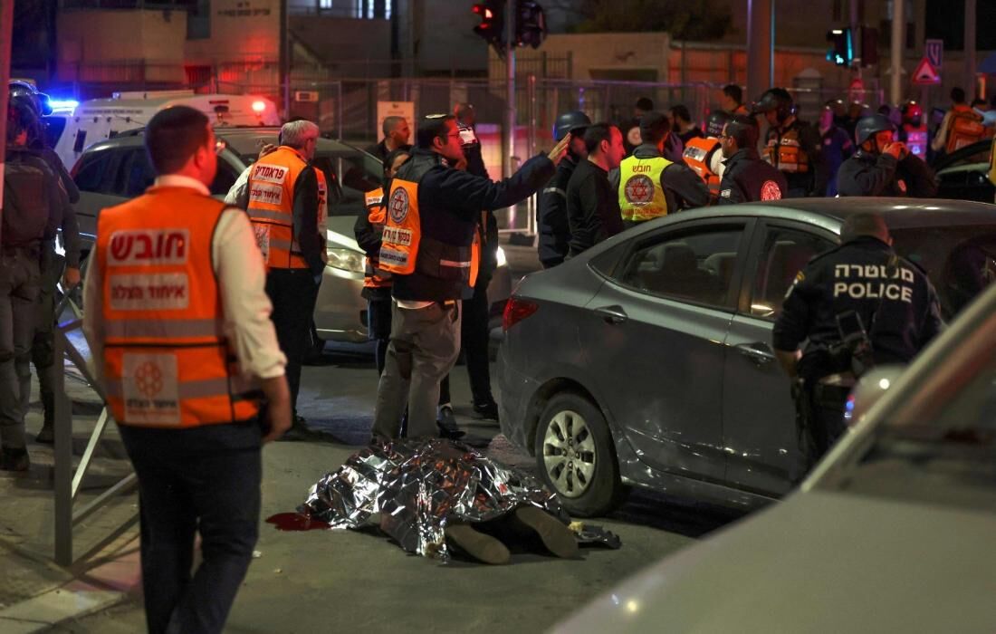مقتل 8 صهاينة وإصابة 10 آخرين في عملية إطلاق نار بالقدس المحتلة