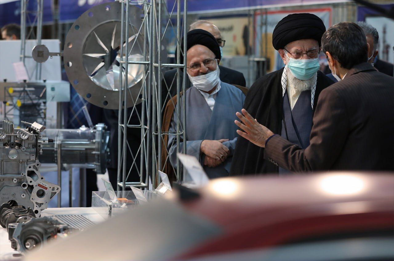 Ayatollah Khamenei besucht die Ausstellung der industriellen Fähigkeiten des Landes