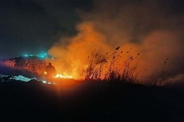 نیزارهای تالاب یوسف‌کند مهاباد برای دومین شب پیاپی دچار آتش‌سوزی شد