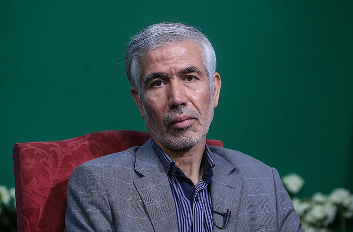 بهمنی غزل نیمایی می خواند/ من هنوز زنده ام و به غزل فکر می کنم