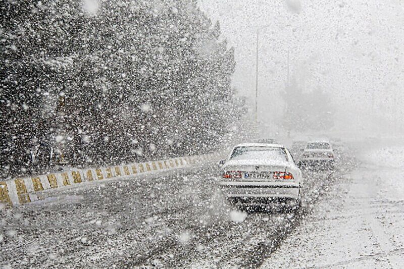 جاده‌های اکثر استانها درگیر برف و باران/هموطنان ازسفرهای غیرضروری اجتناب کنند