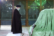 El ayatolá Jameneí visita el mausoleo purificado del imam Jomeiní