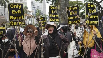تظاهرات مردم اندونزی علیه هتک حرمت به قرآن / پرچم دانمارک ، هلند و سوئد به آتش کشیده شد 