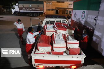 هلال احمر کرمانشاه ۶۴۰ تخته چادر به مناطق زلزله‌زده خوی ارسال کرد