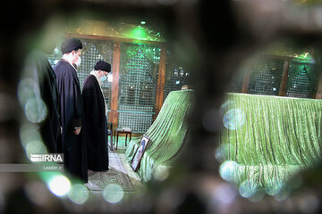 El Ayatolá Jamenei rinde homenaje al fundador de la República Islámica