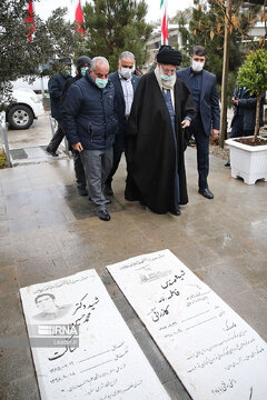 El Ayatolá Jamenei rinde homenaje al fundador de la República Islámica