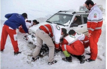 امداد رسانی به ۳۵ خودرو گرفتار برف در راه های البرز 