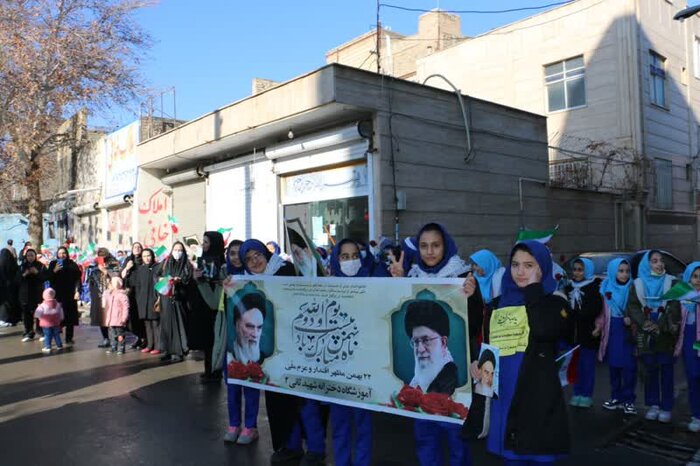 کاروان نمادین ورود امام راحل به کشور در ورامین به حرکت درآمد