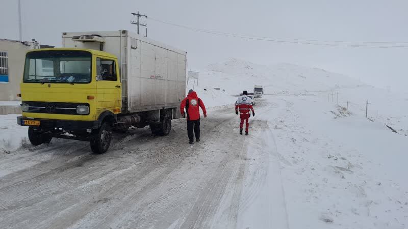 نجاتگران زنجان به ۹۹ خودرو گرفتار در برف و کولاک امدادرسانی کردند