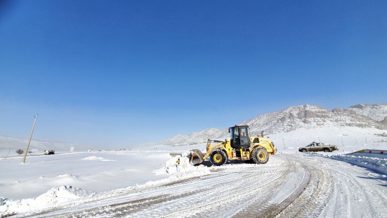جاده پیرانشهر به مرز تمرچین به علت بارش برف مسدود است+فیلم