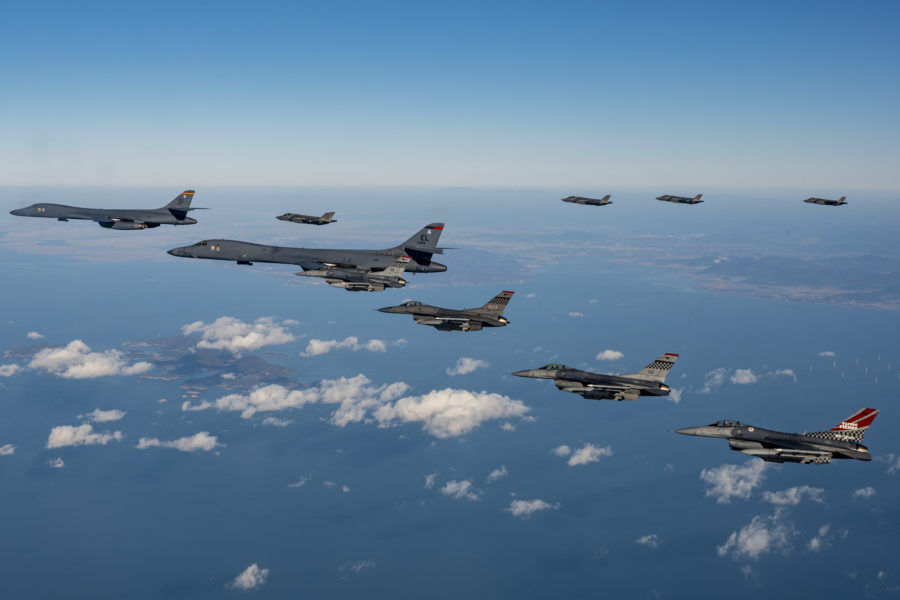 آمریکا و کره جنوبی با بمب‌افکن بی-۱بی و جنگنده‌های رادارگریز رزمایش برگزار کردند