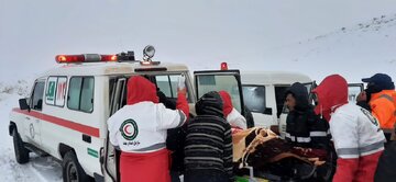 نجات جان مادر باردار گرفتار در برف آباده + فیلم