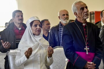 Cérémonie de dépôt de fleurs sur les tombes des martyrs des minorités religieuses en Iran