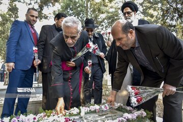 Cérémonie de dépôt de fleurs sur les tombes des martyrs des minorités religieuses en Iran