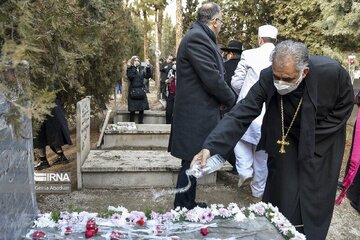 Cérémonie de dépôt de fleurs sur les tombes des martyrs des minorités religieuses en Iran