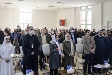 Cérémonie de dépôt de fleurs sur les tombes des martyrs des minorités religieuses en Iran