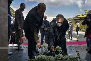 Cérémonie de dépôt de fleurs sur les tombes des martyrs des minorités religieuses en Iran