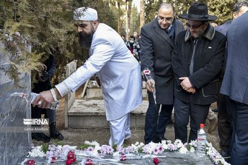 Cérémonie de dépôt de fleurs sur les tombes des martyrs des minorités religieuses en Iran