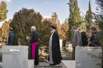 Cérémonie de dépôt de fleurs sur les tombes des martyrs des minorités religieuses en Iran