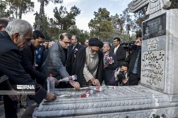 Cérémonie de dépôt de fleurs sur les tombes des martyrs des minorités religieuses en Iran