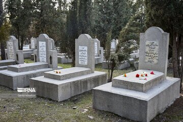 Cérémonie de dépôt de fleurs sur les tombes des martyrs des minorités religieuses en Iran