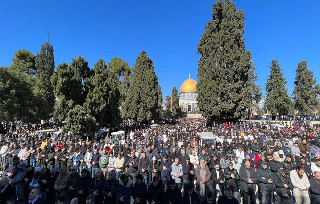 عشرات الاف الفلسطينيين ادوا صلاة الجمعة في المسجد الأقصى المبارك