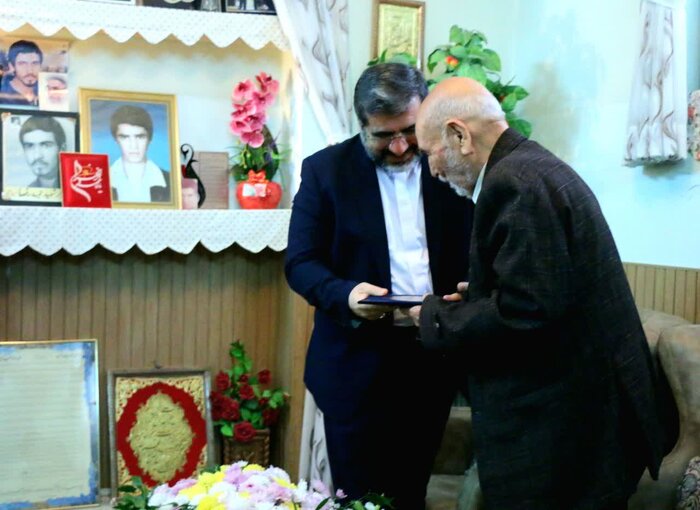 بوسه وزیر فرهنگ بر پیشانی گل‌های سرخ خانگی در کرمان